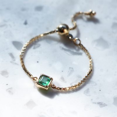 5月の誕生石エメラルドのチェーンリング宝石言葉は「幸運や幸福」