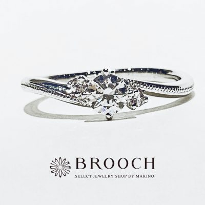 BROOCH　婚約指輪　エンゲージリング　かわいい　両サイドメレデザイン