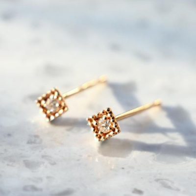 small squareピアス
