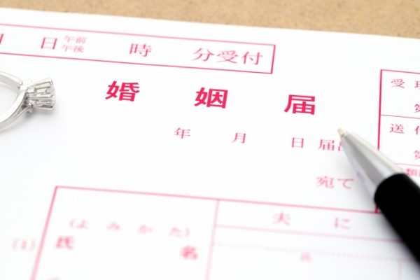 結婚指輪は入籍日までに準備したい。新潟婚約指輪を探すならブローチへ。