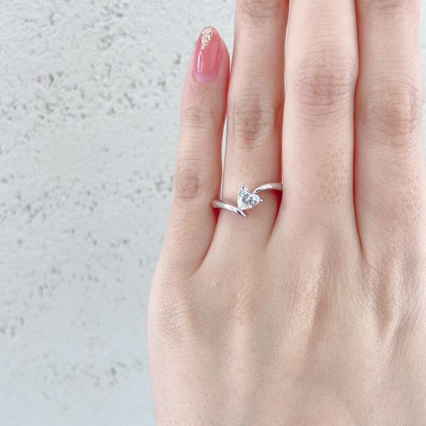 ハート型にカットされた可愛い婚約指輪を見たい方はBROOCH（ブローチ）へ