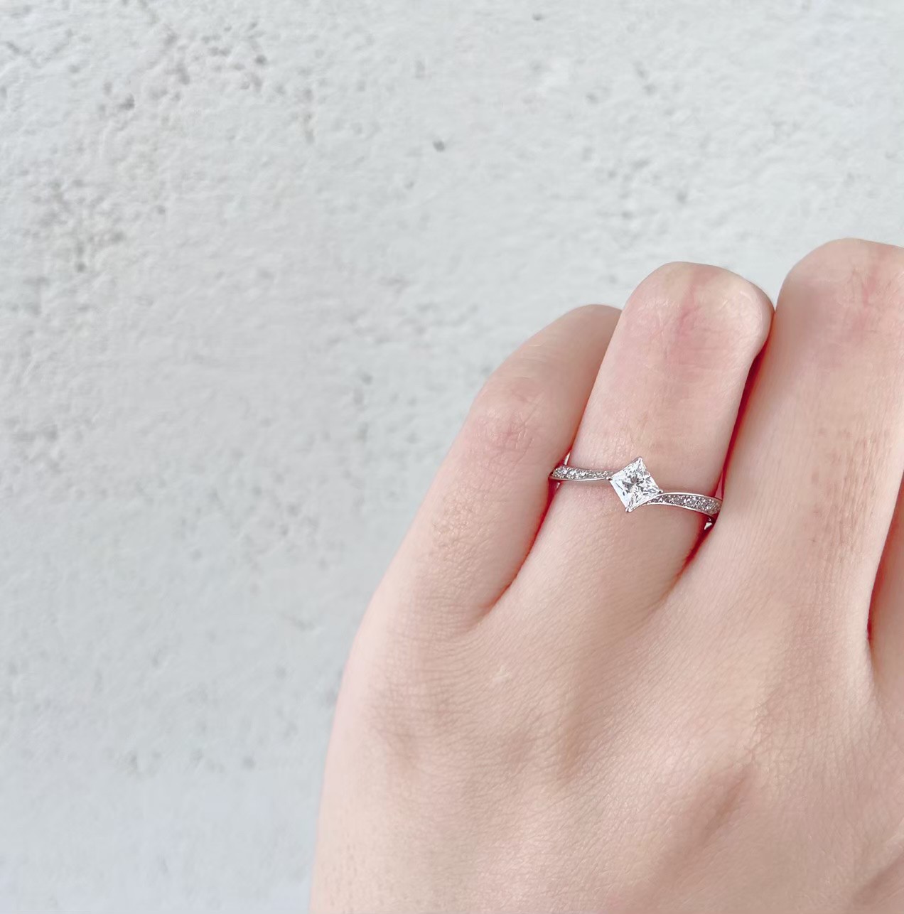 プリンセスカットのダイヤモンドプロポーズリング