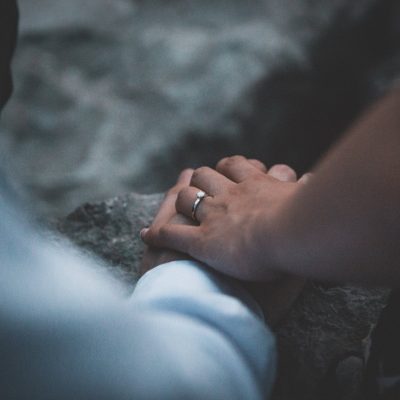 新潟で人気の結婚指輪と婚約指輪 BROOCH 俄(にわか) | オシャレジュエリーNIWAKAで花嫁に人気のぴったり重なる重ね着けエンゲージリング、朝日を浴びた朝露の輝き