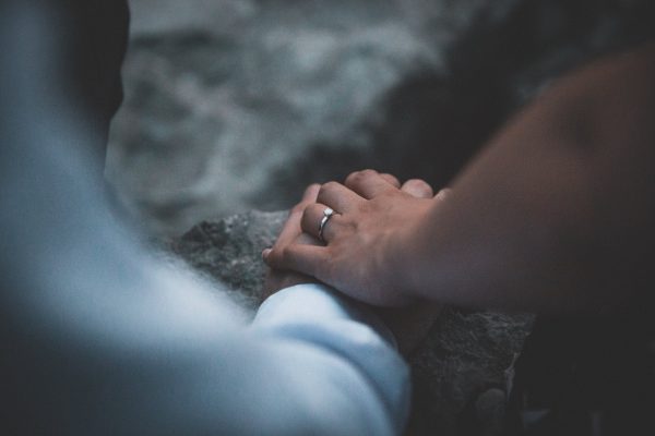 新潟で人気の結婚指輪と婚約指輪 BROOCH 俄(にわか) | オシャレジュエリーNIWAKAで花嫁に人気のぴったり重なる重ね着けエンゲージリング、朝日を浴びた朝露の輝き