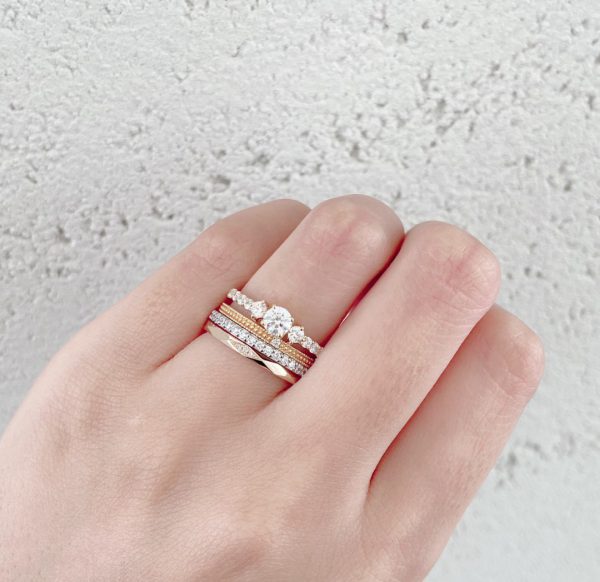 シンプルでカワイイ細身の婚約指輪・結婚指輪