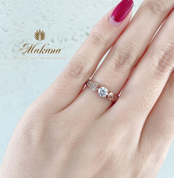 新潟で人気の結婚指輪と婚約指輪 BROOCH Makana（マカナ）| オシャレジュエリーMAKANA />
</div>
<br />
<p>
マカナは婚約指輪の種類も豊富で、セミオーダーでお作りができるのが特徴です。<br />
幅がしっかりとありハワイアンジュエリーの彫がよくわかる華やかなタイプと結婚指輪と重ね着けがしやすい細身のデザインがあります。<br />
</p>
<div class=