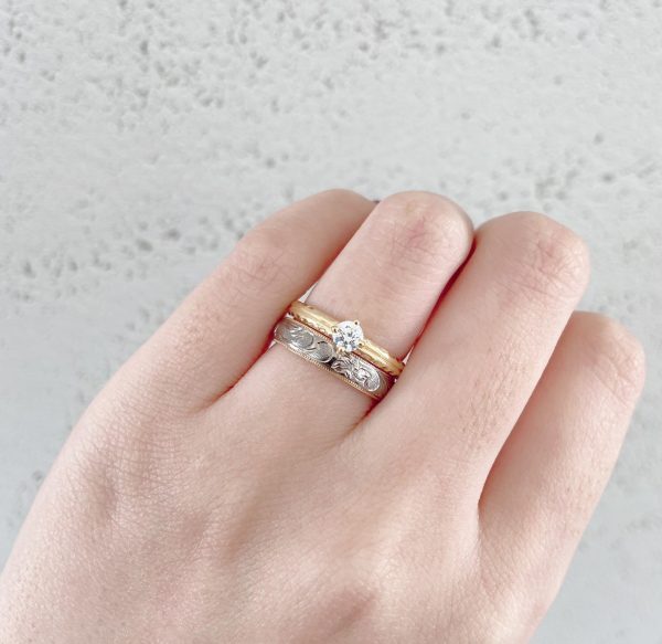ハワイアンジュエリーの結婚指輪と婚約指輪を重ね着けするならブローチのマカナがかわいい