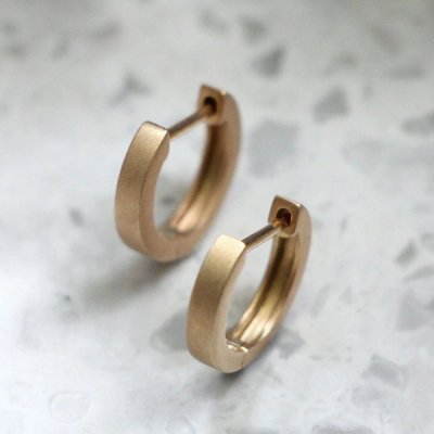 matte gold straight hoopピアス