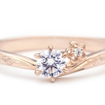 ハワイアンジュエリーのカワイイ婚約指輪はピンクゴールドでプルメリアのデザイン
