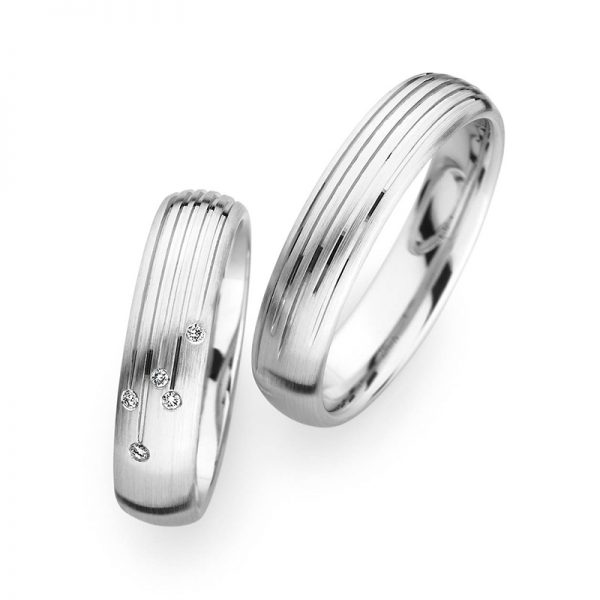 物作りの国ドイツの結婚指輪CHRISTIAN BAUER クリスチャン・バウアー 世界のトップメーカーが認める最先端技術を採用しクリスチャンバウアーの工業部門ではベンツ・ポルシェ・BMWなどの自動車部品(スプリングや金属製ガスケット等)やボーイング・NASAの航空部品(ドアの部分のスプリング等)を製造しており、高く評価されています。この技術がジュエリーにも活かされています。生涯お着け頂くための耐久性・着け心地を実現するため、独自の鍛造製法にこだわり続けています クリスチャンバウアーの鍛造の特徴は強度が高い・密度が高く重厚感がある・着け心地が良い・一点物なので結婚指輪に適しています