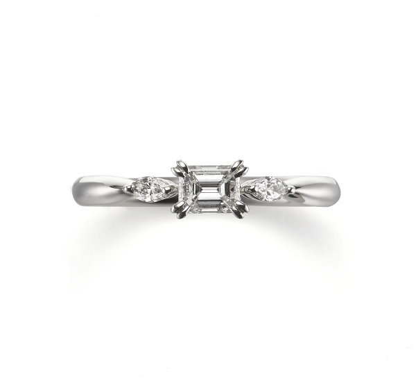 エメラルドのダイヤモンドが美しい婚約指輪(エンゲージリング)
