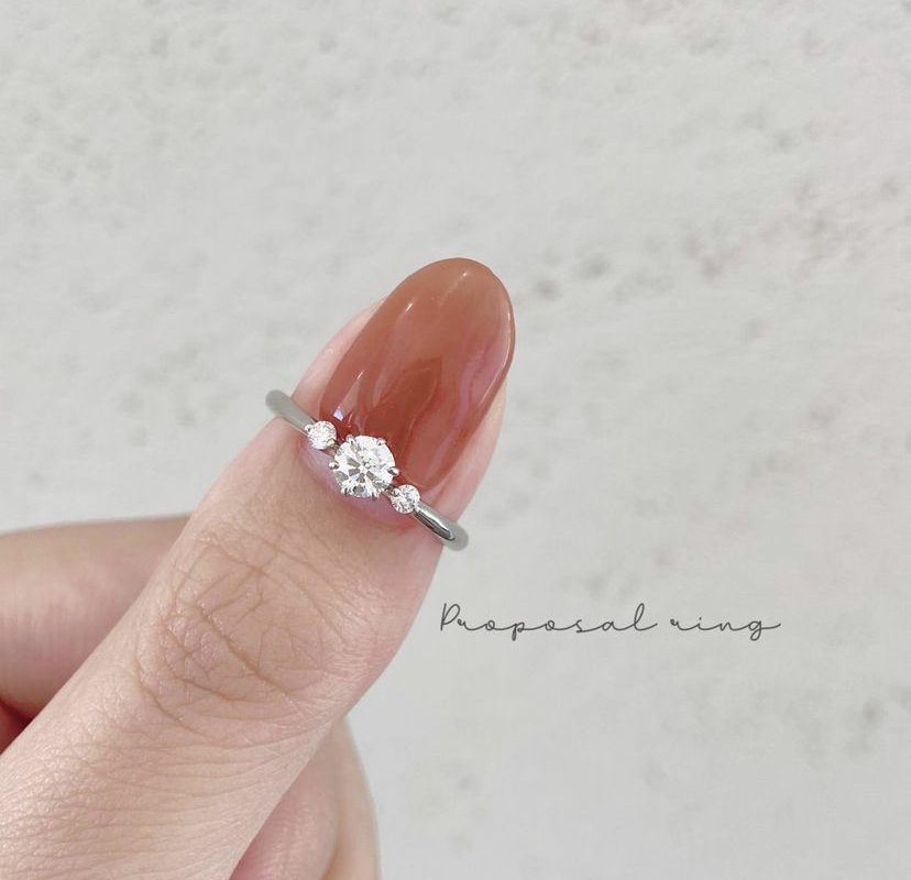 細身のダイヤの婚約指輪がかわいい