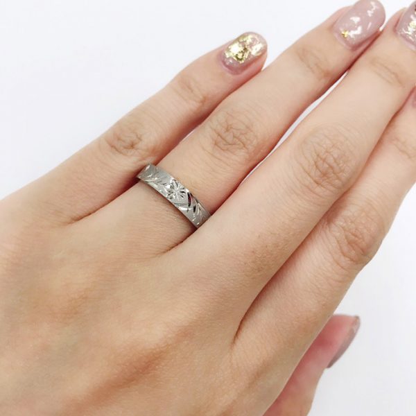 太目で彫デザインの結婚指輪