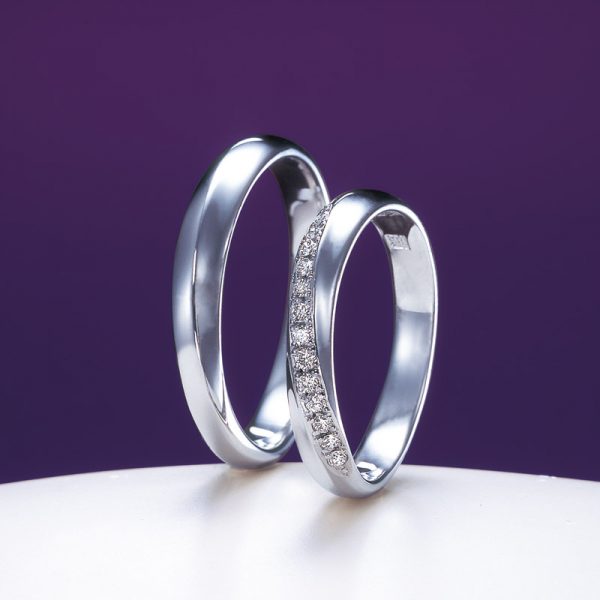 にわか綺羅はダイヤモンドが華やかに入ったボリュームのある結婚指輪