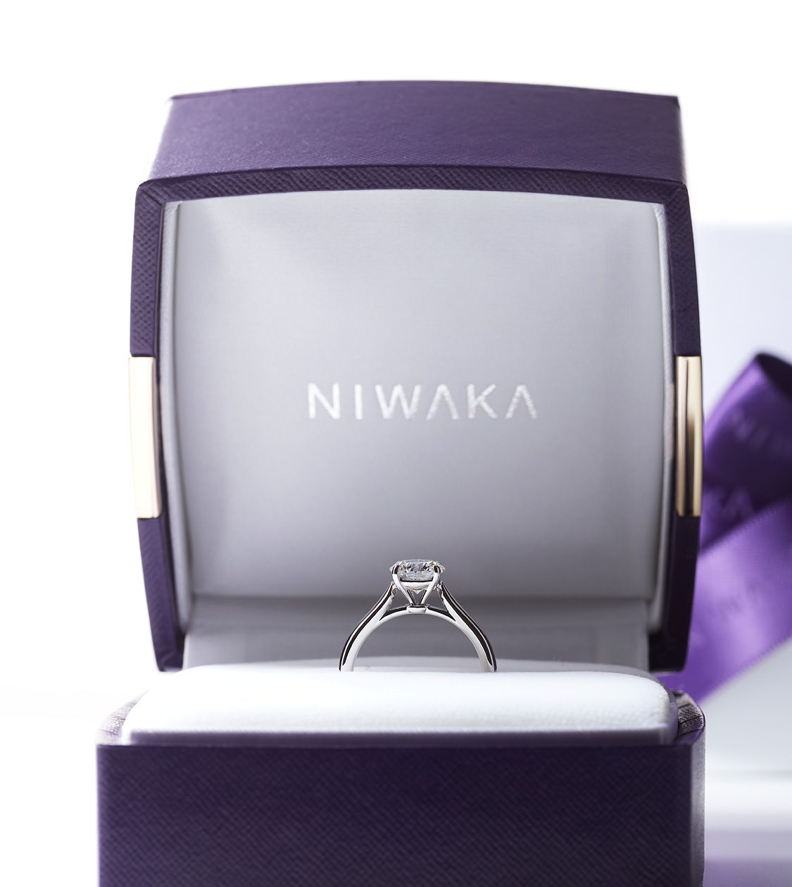 NIWAKAの婚約指輪を探すならブローチ
