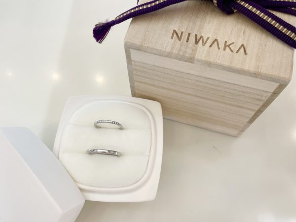 細身でかわいい俄NIWAKAの結婚指輪マリッジリングは新潟の正規取扱店のブローチ