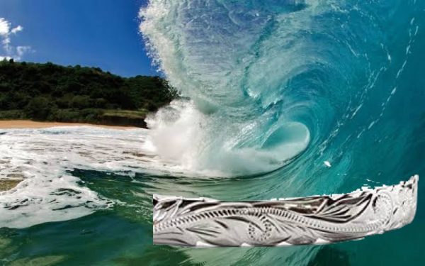 波の彫りがきれいなマカナの結婚指輪