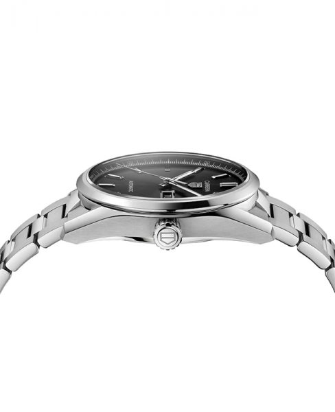 新作タグ・ホイヤーはブローチでそろう