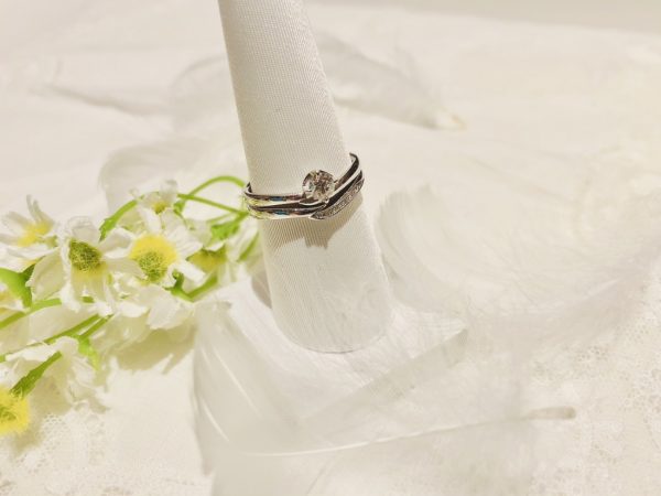 重ね着けが可愛いデザインの婚約指輪