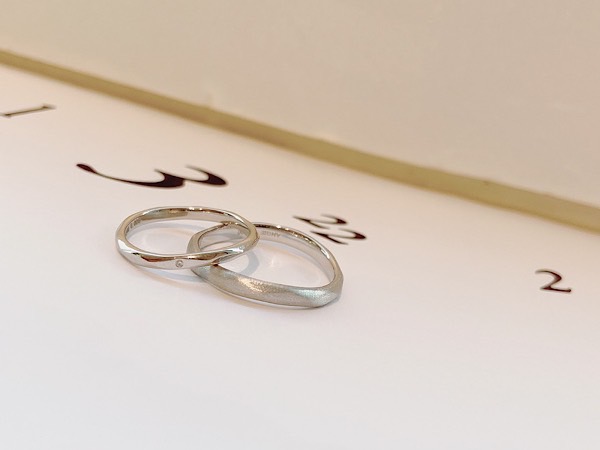 シンプルなアンジーの結婚指輪は表面仕上げとペア感がこだわり！