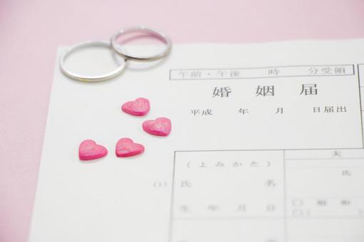 結婚指輪を選ぶなら種類の豊富なブローチ