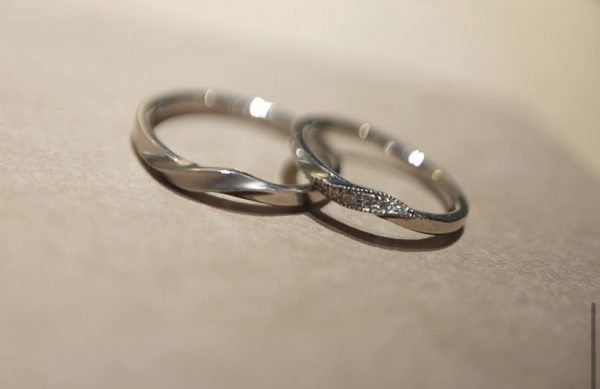 ひねりデザインがかわいいアンティーク調の結婚指輪