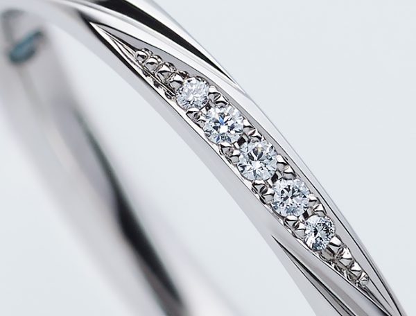 5石のダイヤモンドが美しい結婚指輪