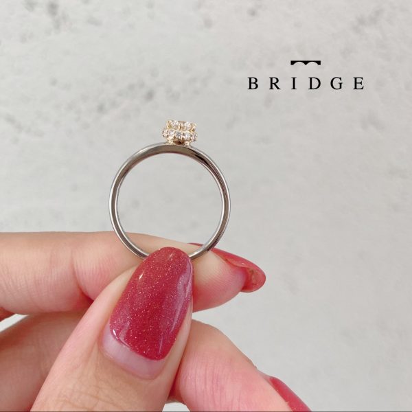 側面デザインの婚約指輪