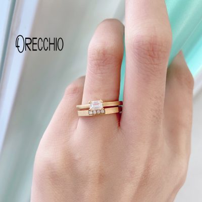 つや消しと四角いダイヤが大人かわいい婚約指輪「ORECCHIO」”aman”