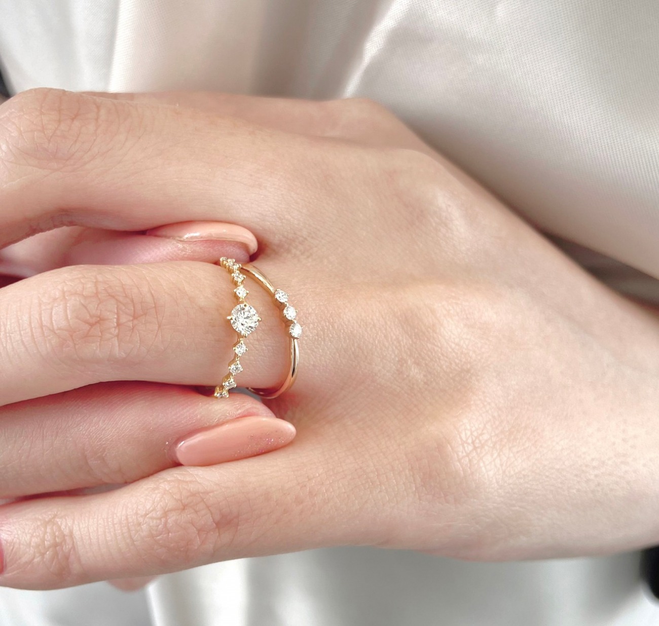 細身のエタニイティデザインがかわいい婚約指輪「infintylove」”warm”