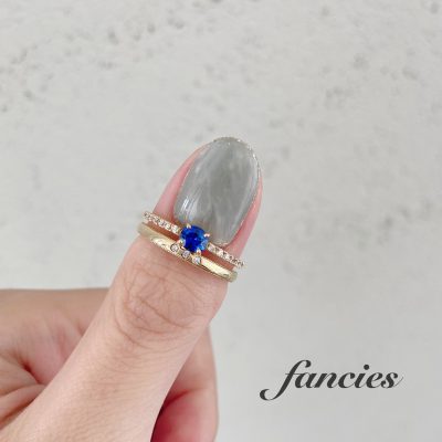 9月の誕生石ブルーサファイヤの婚約指輪「fancies」”Line Ring”