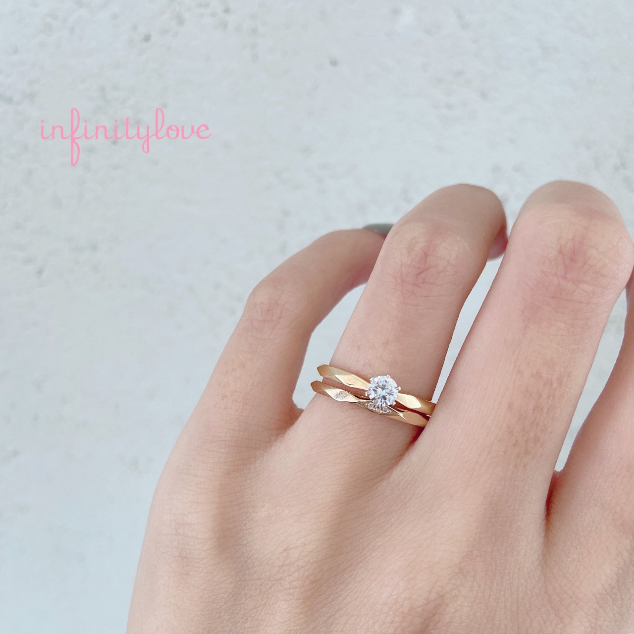キラキラカットの綺麗なinfinitylove（インフィニティラブ）の婚約指輪（エンゲージリング）と結婚指輪（マリッジリング）