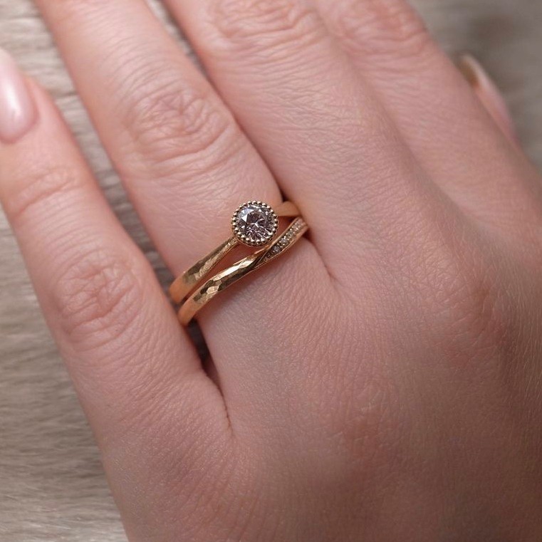 アンティークデザインがかわいい婚約指輪