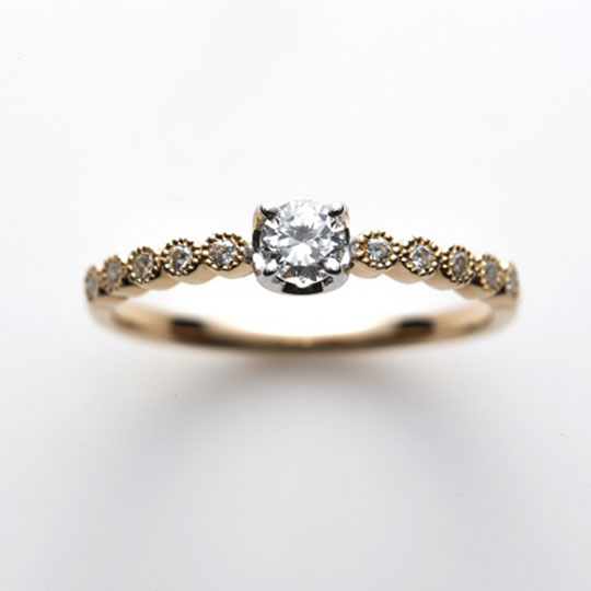 サイドにまで華やかにダイヤモンドをセッティングした婚約指輪