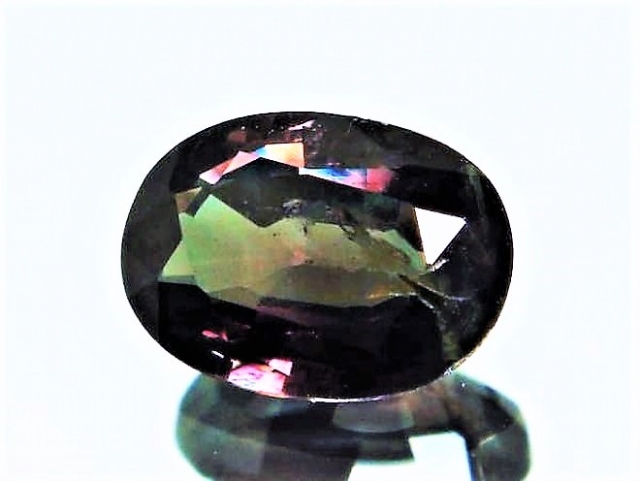 赤色と緑色に色を変える希少石、アレキサンドライトは婚約指輪にもおすすめ