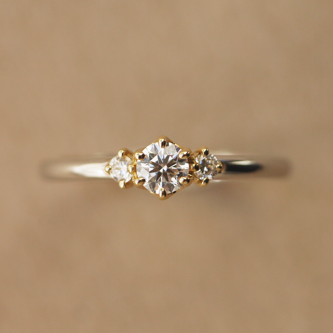 新潟でに人気のハンドメイドブランド「YUKA HOJO」の細身でサイドメレデザインが可愛いダイヤモンドの婚約指輪（エンゲージリング）