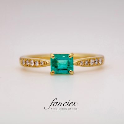エメラルドの綺麗な婚約指輪