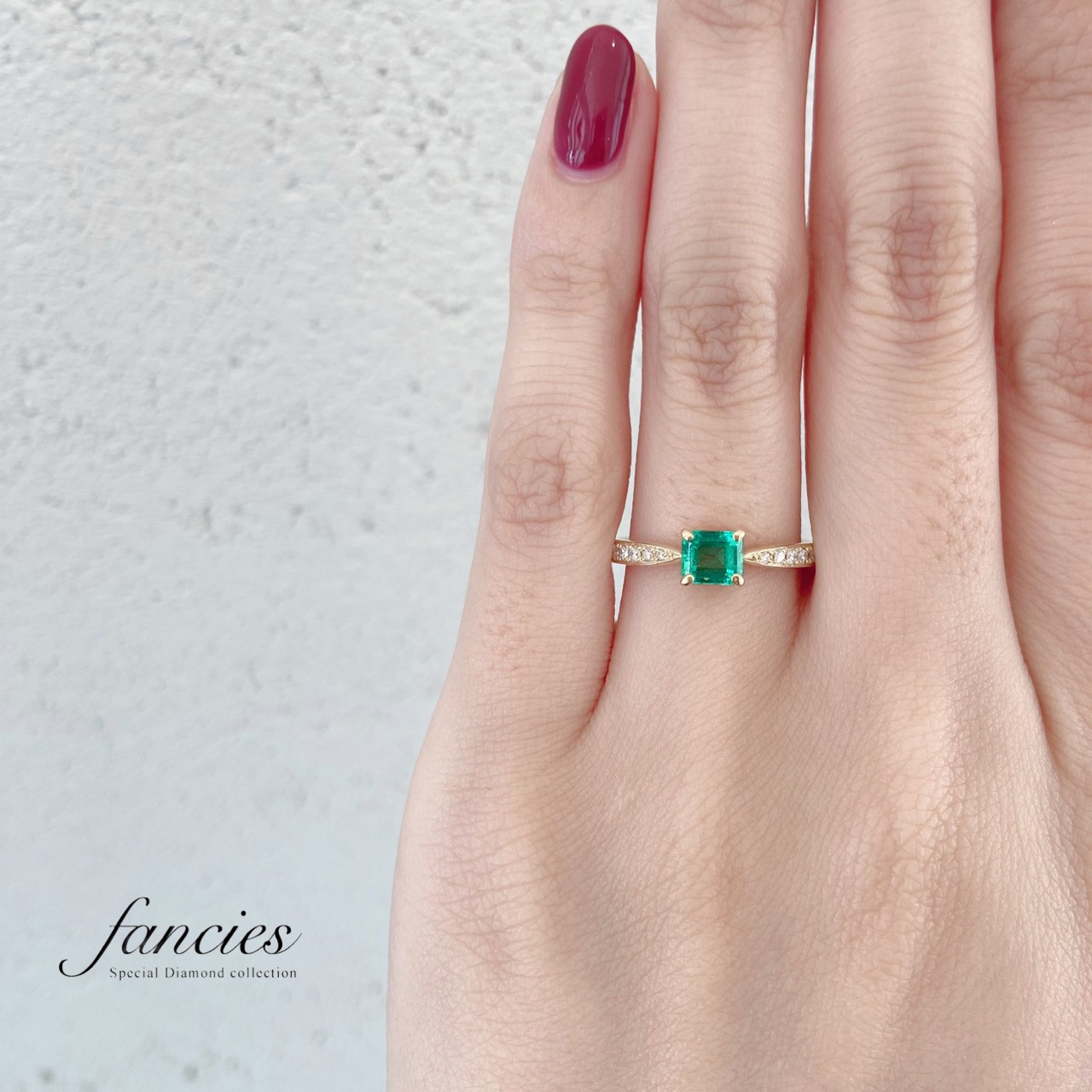 グリーンがきれいなエメラルドの婚約指輪