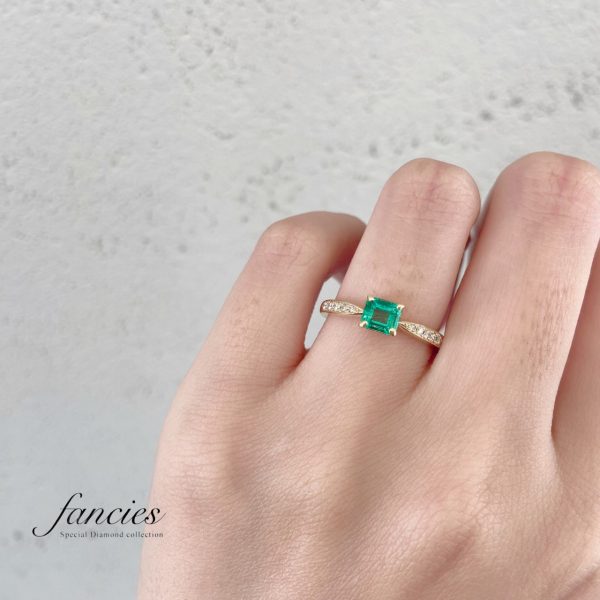 5月の誕生石エメラルドのプロポーズリング