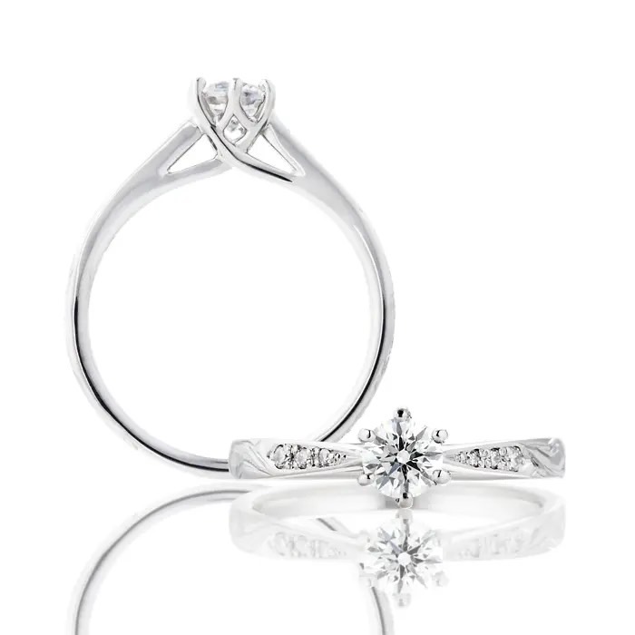 海をモチーフにしたハワイアンジュエリーのプロポーズリング