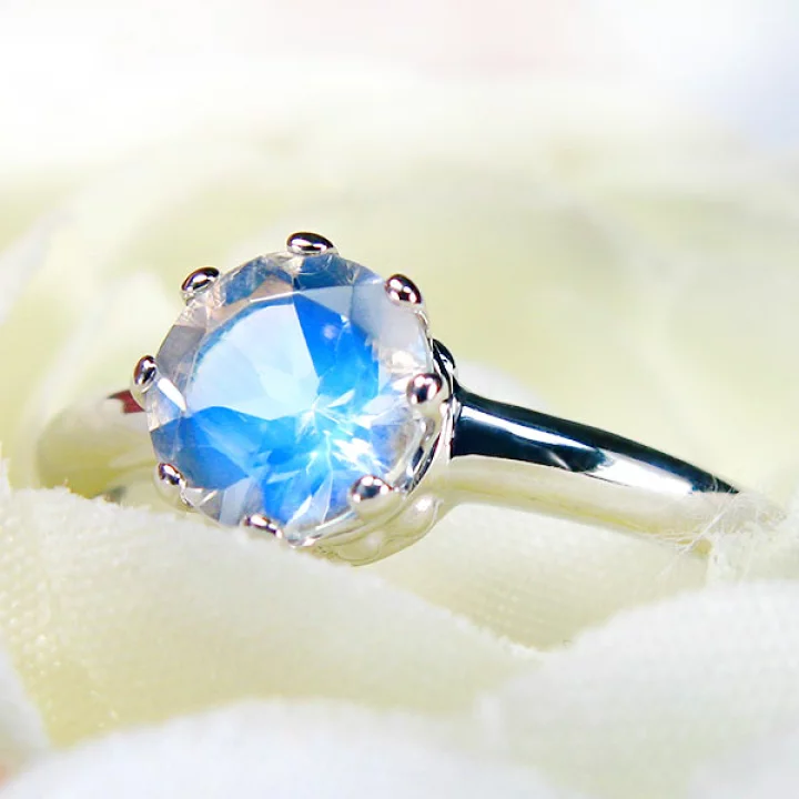 ブローチ新潟ではカラーストーンや誕生石で婚約指輪をつくれます。