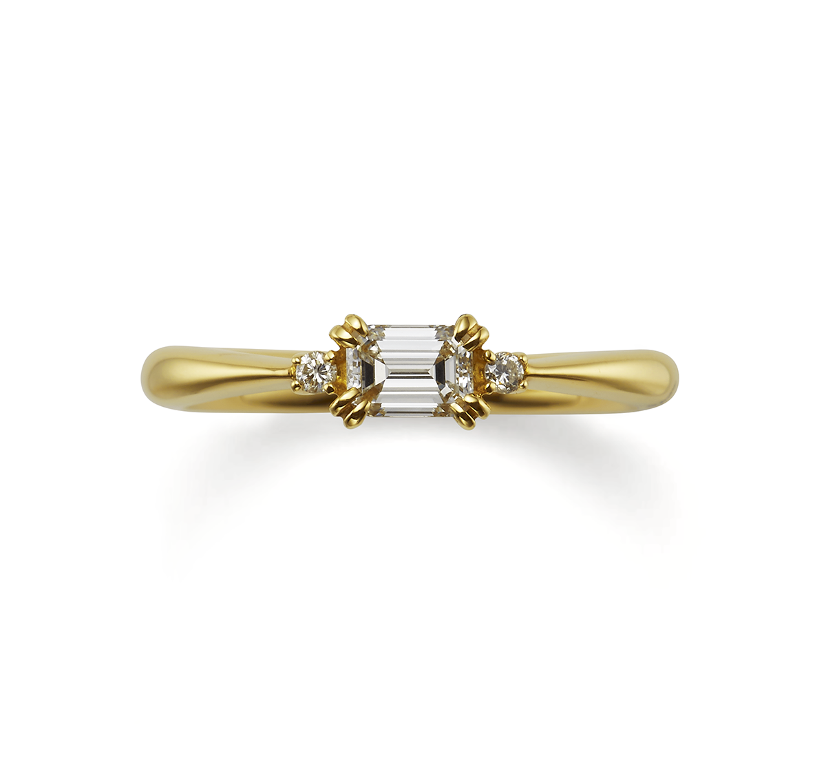 エメラルドカットのダイヤモンドが美しいオレッキオの婚約指輪ピピはサイドメレのダイヤモンドが可愛さも演出してくれる人気の婚約指輪