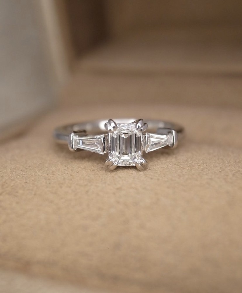 新潟唯一取扱いのエメラルドカットの婚約指輪がオシャレで人気
