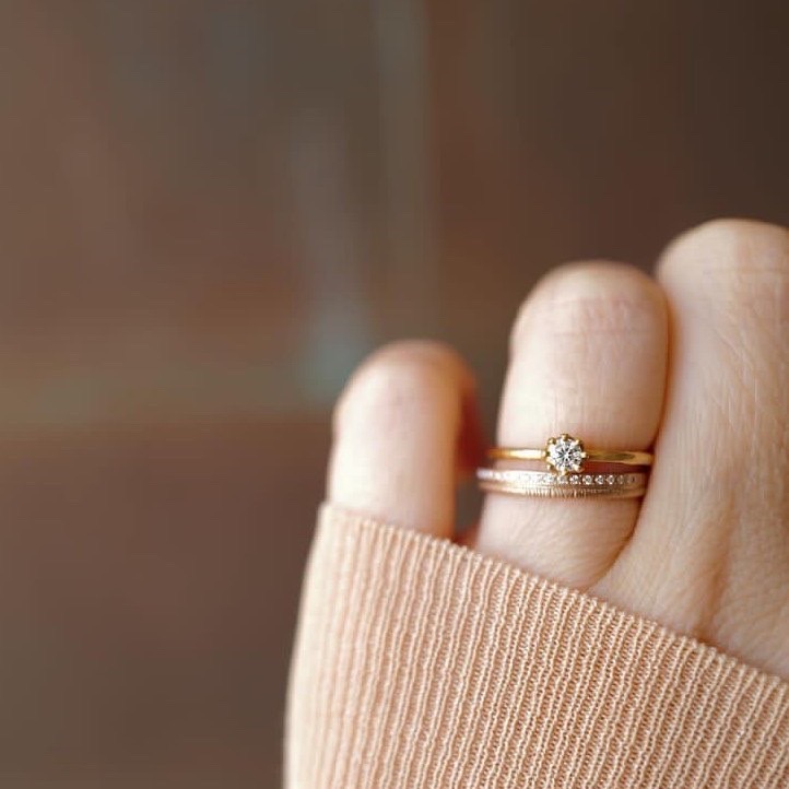 新潟ブローチでハンドメイドのアンティークと和風のダイヤラインの結婚指輪がオシャレ