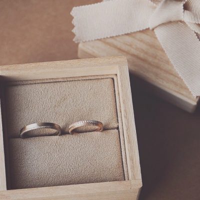 新潟ブローチでハンドメイドのアンティークと和風のダイヤラインの結婚指輪がオシャレ
