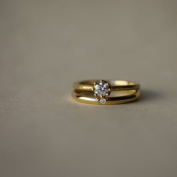 婚約指輪と結婚指輪の重ね着けがかわいい新潟ブローチ