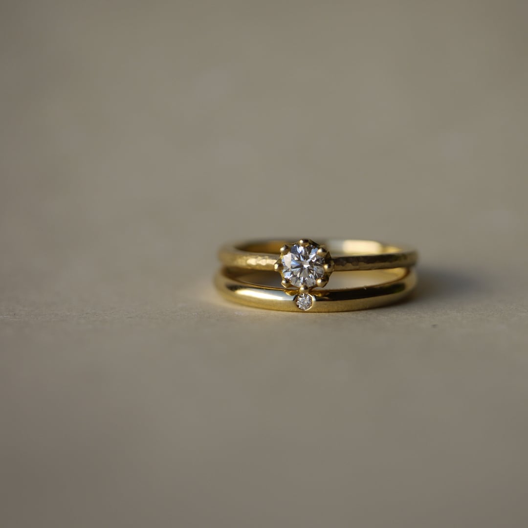 婚約指輪と結婚指輪の重ね着けがかわいい新潟ブローチ