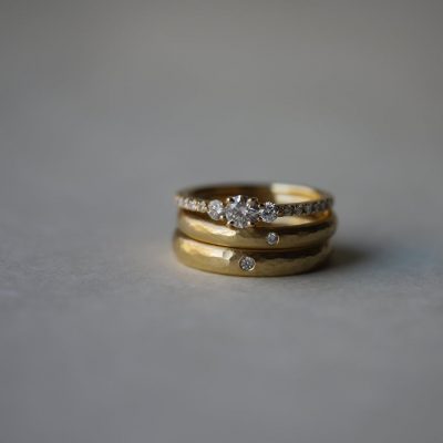 槌目デザインの結婚指輪が人気