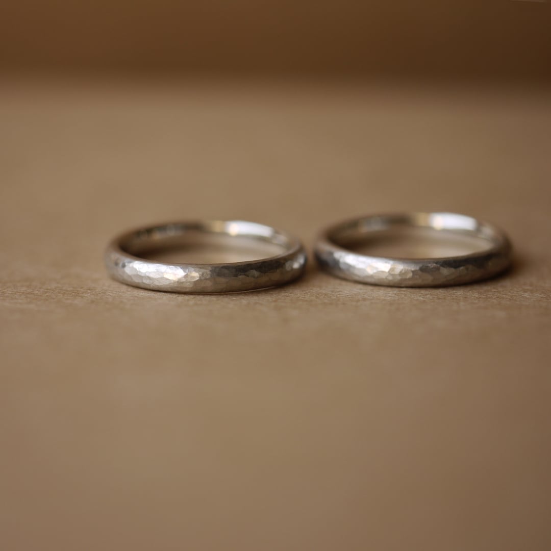 ハンドメイドの槌目の結婚指輪