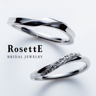 指を綺麗に見せるウエーブデザインのオシャレな結婚指輪はロゼット